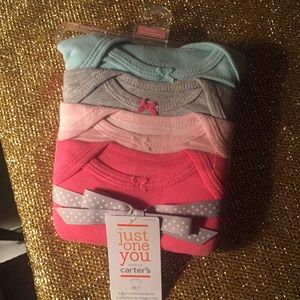 4 newborn body suits TV 25